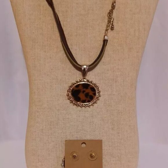 VINTAGE Animal Print Pendant Cord Round Gold Tone Necklace Earrings Set - Picture 4 of 6